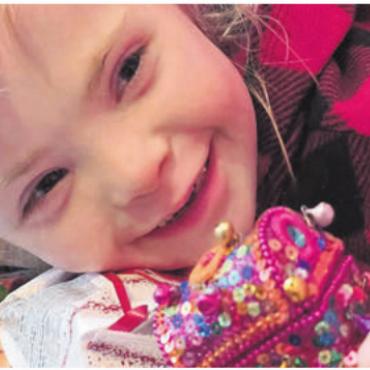 Ganz viel Freude bereitet - Eines von vielen beschenkten Kindern. Die Freude ist spürbar. Bild: zg