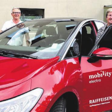 Elektromobilität bei Raiffeisenbank - Sandra Riner, Leiterin Vertrieb der Raiffeisenbank Oberfreiamt, und Marc Jordan, Vorsitzender der Bankleitung. Bild: pd