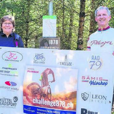 «Challenge 878» ist zurück - Die Organisatoren Brigitte Stäger und Markus Büchi auf dem Lindenberg. Bild: zg