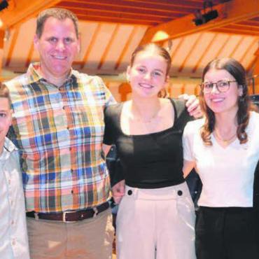 Junges Blut für die Ortsbürgergemeinde - Die neu eingebürgerte Familie Wachter, flankiert von Hanspeter Frey, Präsident der Ortsbürgerkommission, Bild: tst