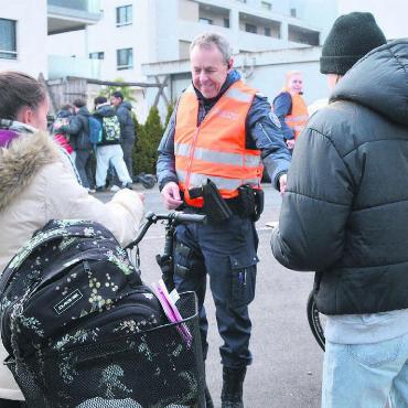 Den E-Rasern auf der Spur - Sie haben den Ausweis dabei. Harald Hirzel hat auch schon andere Fälle und viele Ausreden erlebt. Bild: Annemarie Keusch