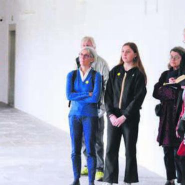Eine Perle des Barocks - Denkmalpfleger Reto Nussbaumer (links) spricht über die Wappen im Kreuzgang. Bild: cbl