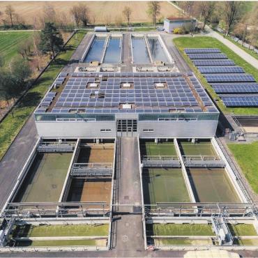 Weitere Optimierungen geplant - ARA in der Übersicht: Neben den bereits vorhandenen Solarpanels sollen auch die vier Nachklärbecken (ganz hinten) bestückt werden. Bilder: Richard Gähwiler / zg