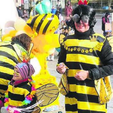 «Fasnacht macht Freude» - Sowohl kleine als auch grosse Bienen haben Spass an der Rallye.