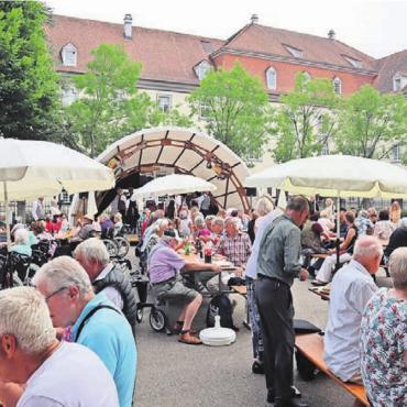 «In der Gemeinde geht die Post ab» - Zahlreiche Murianerinnen und Murianer kamen zur Feier auf den Klosterhof.