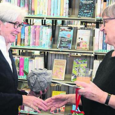 Wieder zur Leserin geworden - Zu den Gratulantinnen gehörte auch Brigitta Loher, die frühere Leiterin der Bibliothek. Sie hat Christine Freudenthaler damals ins Team geholt.