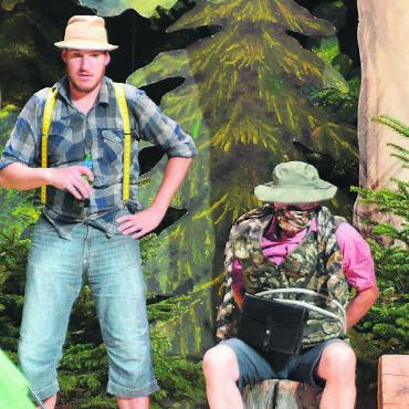 Dem schwarzen Beutel auf der Spur - Hat Willi Würmli (Werner Etter, rechts) etwas mit dem schwarzen Beutel zu tun? Sohn Ruedi (Thomas Müller) bewacht ihn.