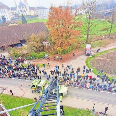 Bilder, Menschen, Emotionen - 8. November: An ihrer Hauptübung bietet die Stützpunktfeuerwehr Muri  Einblick in ihr vielseitiges Handwerk. Die Bevölkerung zeigt sich interessiert am herausfordernden Szenario mit Fremo-Brand und Gafferunfall auf der angrenzenden Aarauerstrasse.