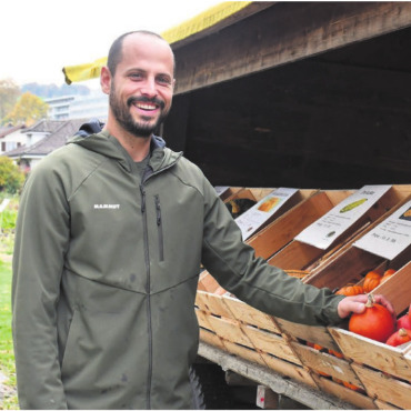 Landwirtschaft zum Erleben - Jules Frey lebt Innovation und macht Landwirtschaft erlebbar. Im Herbst gibt es rund um das Blumenfeld in Muri vielerlei Kürbisse zu kaufen. Bild: Verena Anna Wigger