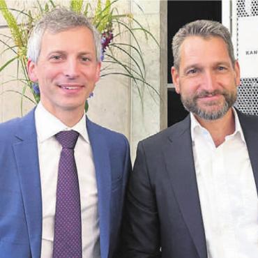 Ein Schatz in den Köpfen - Rektor Matthias Angst mit Georg Schäppi (rechts), CEO vom Kinderspital Zürich. Bild: wam