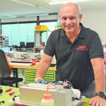 Vom Nobody zum Marktführer - Rolf Brunold in den Konstruktionsräumen der Raytech in Bremgarten. «Wir pflegen hier in unseren Geschäftsräumen eine Kultur der offenen Türen», erklärt er. 
Bilder: Chregi Hansen / zg
