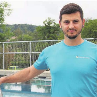 «In Schlittschuhen tun mir die Füsse weh» - Ruslan Martianov liebt die abwechslungsreiche Arbeit als Betriebsleiter. Bild: Archiv/mo