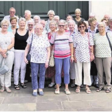 Zum Kloster Mariastein - Gruppenbild des Lourdespilgervereins auf seiner Wallfahrt. Bild: zg