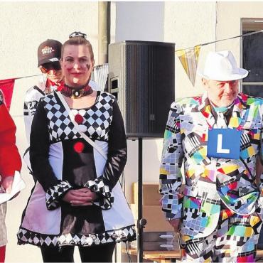Ausgelassenheit ist angesagt - Von links: Herbert Meier, am Mikrofon, Anita Thielken und Jörg Weiss haben die Städte auf ihre Fitness getestet, damit sie die Macht richtig nutzen. Bild: Verena Anna Wigger
