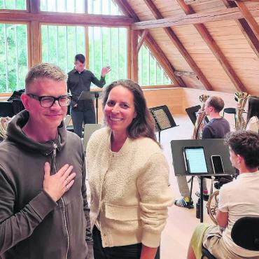 Geburtstag mit Taktgefühl - Die künstlerischen Leiter Hugo Bollschweiler und Stefanie Braun freuen sich, im Jubiläumsjahr den Musikerinnen und Musikern des JSAG die Tournee zu ermöglichen. Sie sehen dies als ihr Geschenk an das Orchester. Bilder: Verena Anna Wigger