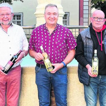 Anstossen auf ein rundes Jubiläum - Das Rebberg-Team (von links): Bruno Jenny, Alfons Kaufmann, Albert Lang, Hanspeter Frey und Charly Frey, es fehlt Rebbergchef Rolf Stöckli. Bild: Walter Minder
