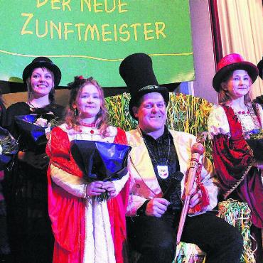 Die ganze Gästeschar verpflegt - Der neue Zunftmeister André Keusch alias Beckhans de Maschinescht posiert für das Foto mit seinen Töchtern und seinen Ehrendamen. Bilder: Patrick Fischer