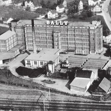 Wichtigen Zeitzeugen erhalten - Ein Bild aus früheren Zeiten: Die Bally-Schuhfabrik in Dottikon nahm 1911 den Betrieb auf. Hier waren in Spitzenzeiten bis zu 1000 Mitarbeitende beschäftigt.