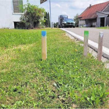 Es bleibt weiterhin eng - Die Strasse wird auch nach der Sanierung eng bleiben. Geplant ist der durchgehende Ausbau auf fünf Meter.