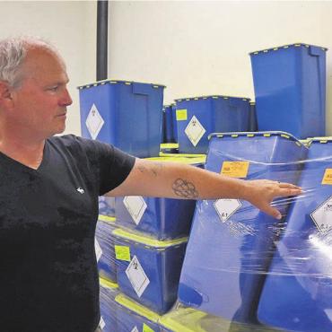 Wasser ist das grosse Problem - Nicht nur im Raum für Sondermüll herrscht pedantische Ordnung. Egger kann jederzeit nachschlagen, was er dort übergangsweise lagert.