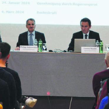 Sich noch besser positionieren - Erhielten grosse Zustimmung, von links: Julia Huber, Dieter Brodbeck, Ammann Philipp Ackermann, Gemeindeschreiber Lorenz Staubli, Doris Haas und Luigi Alberti. Bild: Annemarie Keusch