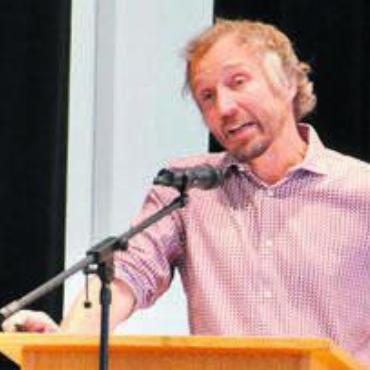 Voller Saal und Demokratie pur - Der Murianer Gemeindepräsident Hans-Peter Budmiger. Bild: tst
