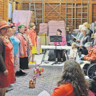 Statt auf einer hohen Bühne sangen die Merry Sisters zusammen mit dem Publikum auf Augenhöhe. Die Konzertbesucherinnen und -besucher sangen mit Begeisterung mit. Bild: Roger Wetli