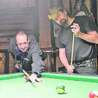 Viel mehr als eine Rock-Bar - Patrik Brunner und Guido Viana verbringen viel Zeit im «The Gator Saloon». Bild: ake