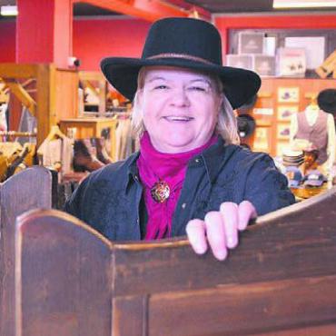 Das Mekka der Western-Fans - Wie im Saloon, aber mit vielen Westernkleidern. Sybille Menzi in ihrem Laden. Bild: ake