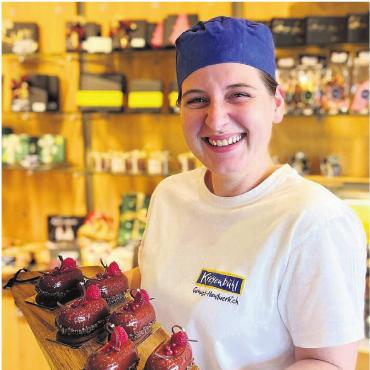 Goldene Auszeichnungen - Konditorin Lea Oswald darf stolz sein auf ihre mit Gold prämierte Choco-Mousse-Himbeer-Patisserie. Bild: zg