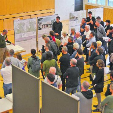 Wichtiger Entscheid fürs Dorf - Die geplante Turnhalle stösst auf Interesse, schon als der Gemeinderat vor rund eineinhalb Jahren das Siegerprojekt präsentierte. Bild: Archiv