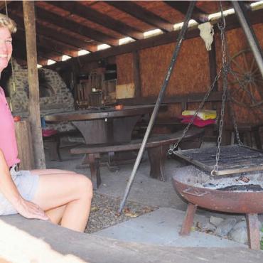 Rinderarbeit wie im Wilden Westen - Nach getaner Arbeit lässt sich die besondere Atmosphäre auf der Wikinger Ranch geniessen. Dazu passen die Feuerschale und der Pizzaofen.