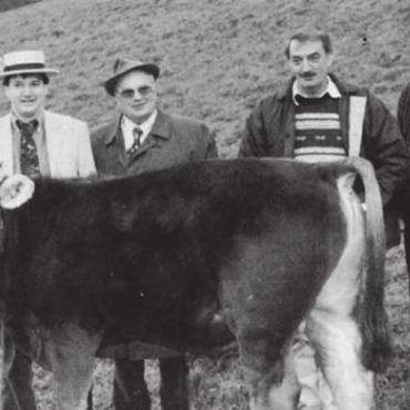 Muni «Magnet» winkt als Preis - Können stolz den Siegesmuni Magnet präsentieren: (v. l.) Züchter Toni Broch, die Spender Anton Huwyler und Josef Koch, Gaben-Chef René Berger und OK-Chef Josef Broch. Bild: Archiv