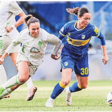 Hauptsache, das Feuer brennt - Elena Mühlemann (rechts) im Spiel gegen Werder Bremen. Bild: Hannes Anger
