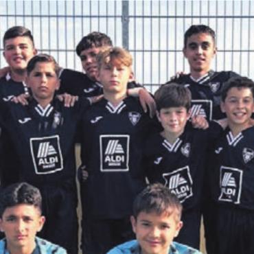 Fussballtag endet abrupt - Das Co-Siegerteam vom FC Villmergen mit Trainer Rafi Koch. Bild: zg