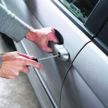 Gefängnis liess sie unbeeindruckt - Obwohl die beiden Ankläger mehrfach vorbestraft und bereits Freiheitsstrafen verbüsst hatten, brachen sie danach erneut in zahlreiche Autos und Tiefgaragen ein, um Beute zu machen. Bild: Pixabay