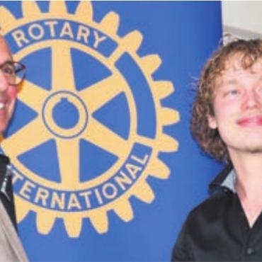 Aussergewöhnliches Trio - Rotary-Präsident Max Wyder (links) gratuliert Ken Isenegger. Bild: dm