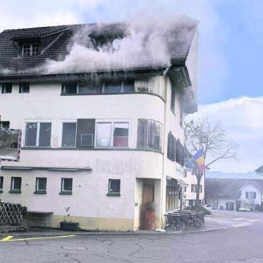 Rauch über dem «Chrüüz» - Die Feuerwehr war schnell vor Ort und konnte Schlimmeres verhindern. Bild: pz