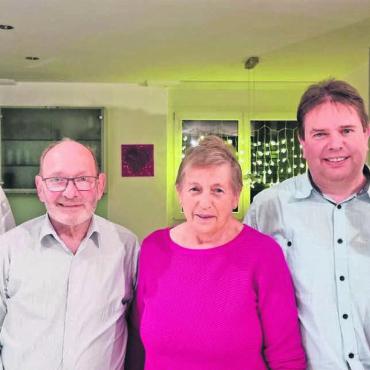Theater, familiär und sozial - Drei Generationen Etter haben die Freie Bühne Lunkhofen mitgeprägt. Von links: Ramon Etter feierte in diesem Jahr sein Debüt. Werner Etter ist einer der sieben Gründer, selbst seine Frau Lisbeth spielte dreimal mit. Ihr Sohn Philippe gehört nach 33 Jahren und vielen Einsätzen in OKs und auf der Bühne zu den treuen Theaterspielern. Seine Frau Esther spielt ebenfalls und führt seit 20 Jahren die Kasse. Bild: vaw
