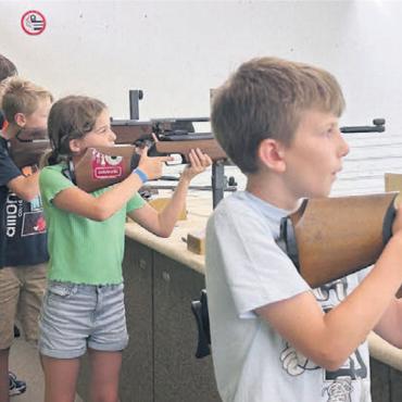 Erster Schritt zum Olympiasieg - Spass und Konzentration vereint im Ferienpass bei den Luftgewehrschützen Muri-Freiamt. Bild: zg