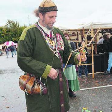 «Der Markt ist der Renner» - Er liess seine Marionette zum Minnegesang tanzen.