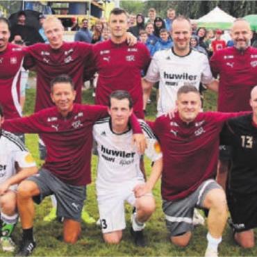 Boswiler trotzten dem Regen - Der Höhepunkt des Jubiläums-Grümpis: Die Grümpi-Legenden spielten gegen die Beachsoccer-Nationalmannschaft um Dejan Stankovic (rechts). Bild: zg