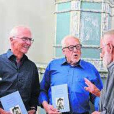 Ein Stück gemeinsame Heimat - Ein Team, das zufrieden auf Vernissage und Buch blicken darf. Bild: vaw