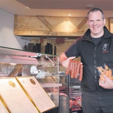 Drei Produkte, dreimal Gold - Drei neue Urkunden: Metzger Thomas Marti zeigt stolz die Landjäger und die Schwingerwurst. Schweinswürste Freiämterli stehen jahreszeitenbedingt aktuell nicht zum Verkauf. Bild: Annemarie Keusch