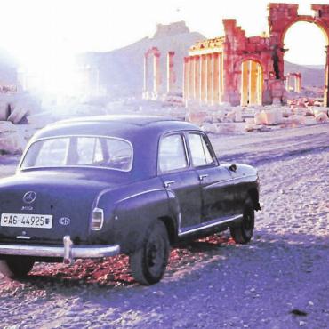 «Jetzt wirst du erschossen» - Abstecher in die Wüstenstadt Palmyra: Mit dem alten Mercedes legten Lorenz Stäger und Rudolf Fischer insgesamt 16 322 Kilometer zurück. Die Ruinenstadt wurde später im syrischen Bürgerkrieg stark zerstört. Bilder: zg