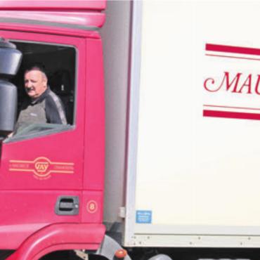 «Bin am richtigen Ort» - Markus Müller ist seit 40 Jahren tagtäglich mit seinem Iveco hauptsächlich auf den Strassen Richtung St. Gallen und Bündnerland unterwegs. Bild: mo