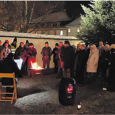 Klammen Fingern zum Trotz - Rund um die wärmende Feuerschale vor der Klosterkirche – einer der vier Standorte. Bilder: Walter Minder