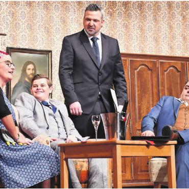 Chaotische Verwicklungen - Die Machenschaften von Schock werden aufgedeckt (v. l): Evelina Bieri als Putzfrau Maria; Pascal Stehli als Geschäftsmann; Roger Müller als Chef einer Immobilienfirma und Daniel Zimmermann als unangenehmer Hotelgast. Bilder: Monica Rast