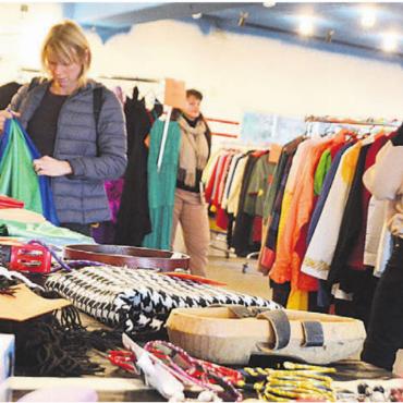 Zweites Leben für viele «Gwändli» - Das bunte und vielfältige Angebot kommt bei den vielen Besucherinnen und Besuchern an. Bilder: Annemarie Keusch