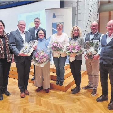 Planung in Angriff nehmen - Die Personalverantwortliche Brigitte Keusch, links, und Präsident Hans Peter Frey, rechts, freuen sich ob der langjährigen Mitarbeitenden. Es gehe um Wertschätzung, sagt Keusch in ihrer Laudatio. Von links: Thomas Suter, Tobias Knecht, davor Maria Küng, Andrea Huwiler, Madeleine Sennrich und Toni Brunner. Bild: Verena Anna Wigger
